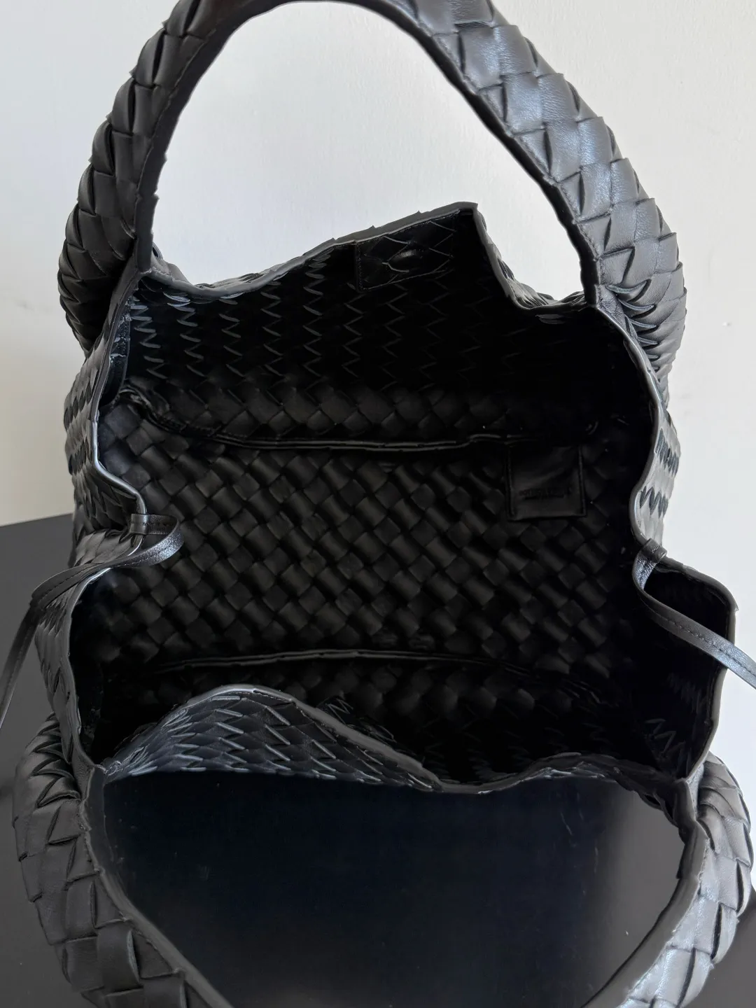 Batch 2160 new products are coming! BOTTEGA VENETA Bottega Veneta's 2025 new Campana shoulder bag is on the market~ First of all, I would like to praise the weight of this bag. As a not too small bag, it is very light for daily use. For people like me who need to carry a lot of belongings when going out, this advantage is great, and it greatly reduces the burden of traveling. 🛍️The shape is a bit like a combination of parachute and jodie. The blunt triangle shape is cute and honest. Carrying it on your back when going shopping is a good mood accelerator. The handles and body of the bag are both classic weaves. A tie is added to the original open design. If it is not tied up, the bag will look like a small vegetable basket when carried. Style number: 844249 Size: 33*20*16.5cm